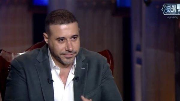 بالفيديو - أحمد السعدني يحبس دموعه بسبب صورة زوجته الراحلة