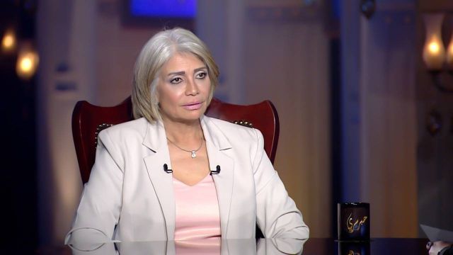 بالفيديو - سوسن بدر تتحدث عن أزمة منى زكي وحقيقة خطوبتها وتقول: 