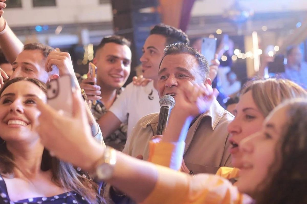 بالصور - الجمهور يهاجم محمد فؤاد بالسيلفي في أولى حفلات رمضان