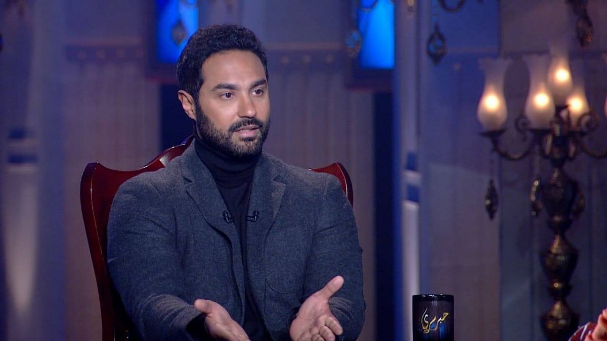 بالفيديو - كريم فهمي يدافع عن منى زكي ويكشف حقيقة خلافه مع محمد هنيدي
