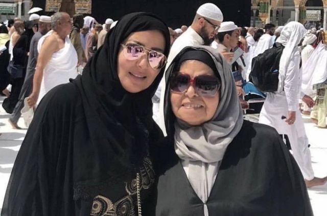 أسرة سمية الخشاب تعتدي على الصحافيين في جنازة والدتها