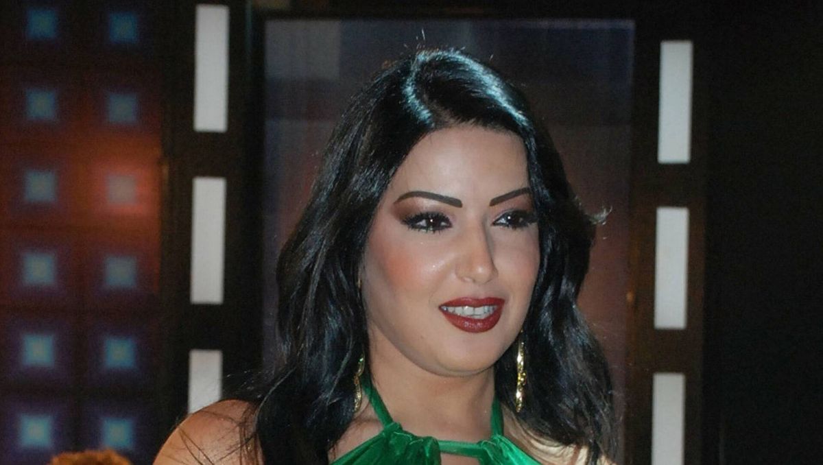 تغريدة غريبة لسمية الخشاب عن السعادة