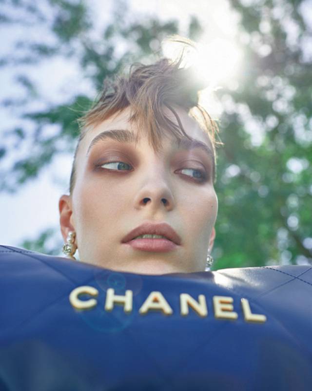 حقائب مميّزة من الجلد اللمّاع والمعدن في أزياء Chanel