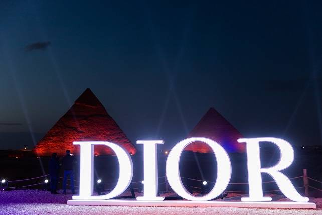 اهرامات مصر ملاذاً ساحراً لاستكشاف عطر Dior Sauvage
