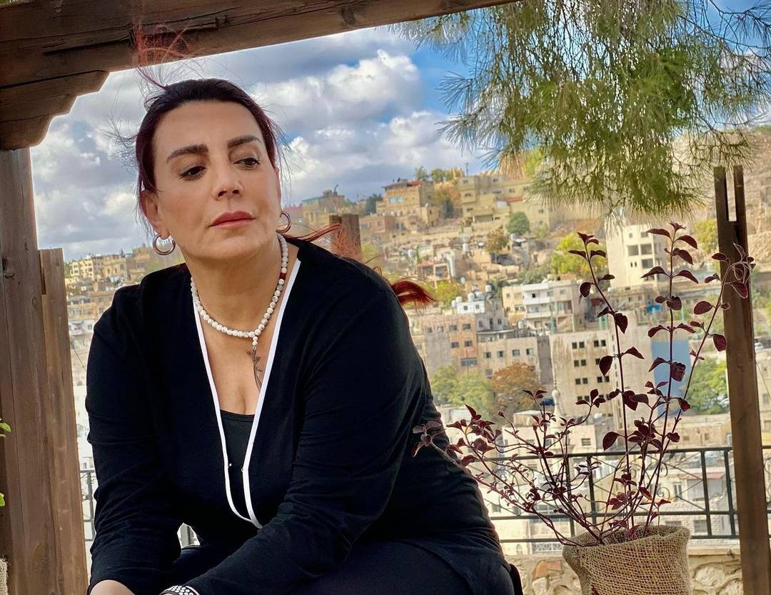 فيديو متداوَل للحظة تلقي شكران مرتجى خبر وفاة والدتها على الهواء