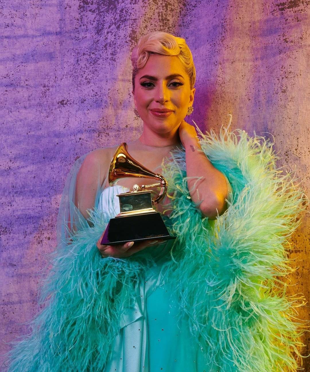 بالصور - إطلالات أنيقة لليدي غاغا في حفل Grammy's