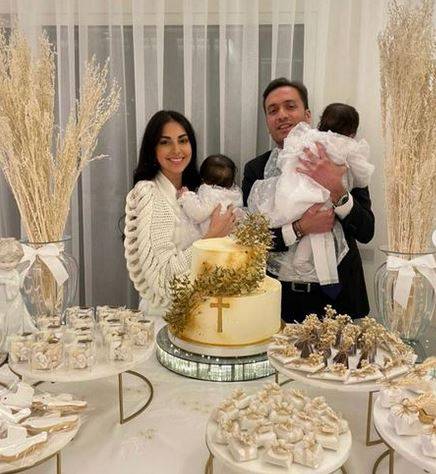 أول ظهور واضح لتوأم فاليري أبو شقرا... شاهدوا جمال الطفلتين