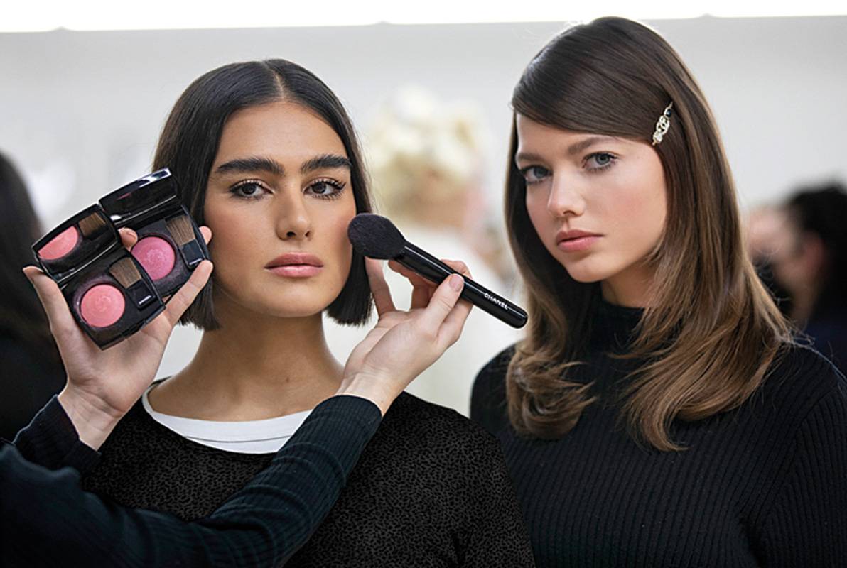 CHANEL BEAUTY BACKSTAGE FALL-WINTER 2022/2023 Ready-To-Wear Show
كواليس  أزياء للملابس الجاهزة لخريف وشتاء 2022/2023 في عرض أزياء للملابس الجاهزة لخريف وشتاء 2022/2023