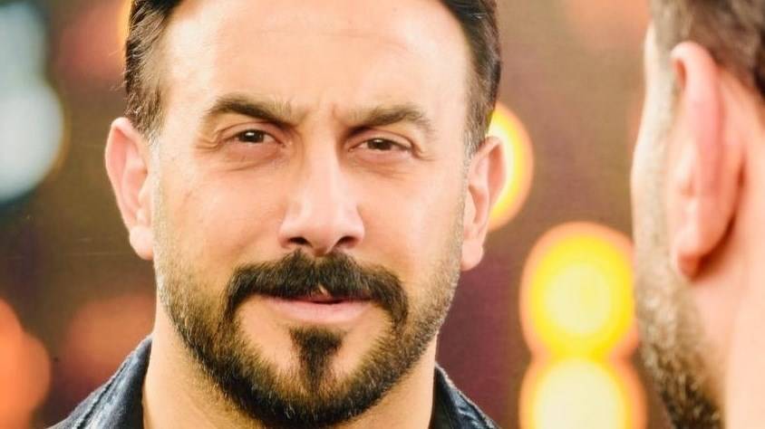 بالفيديو - قصي خولي بالشعر الأشقر في غرفة المكياج