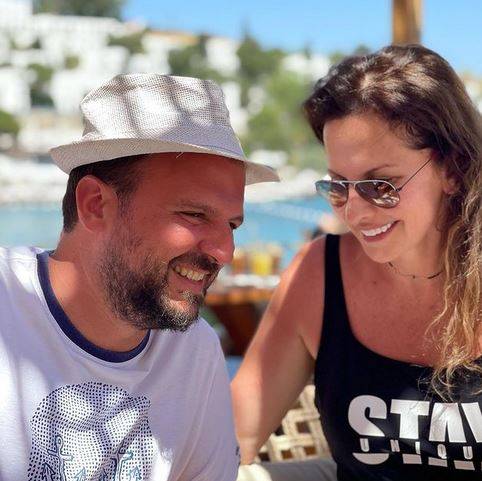 بالصور - جومانة بو عيد تحتفل بميلاد طفليها التوأم... ابنتها نسخة عنها