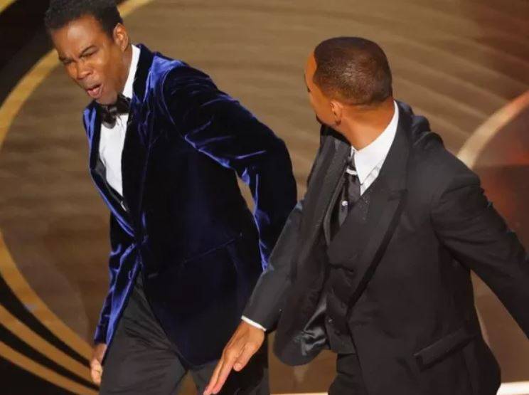 بالفيديو - بعد اعتذاره عن واقعة صفع زميله... هذا ما فعله ويل سميث