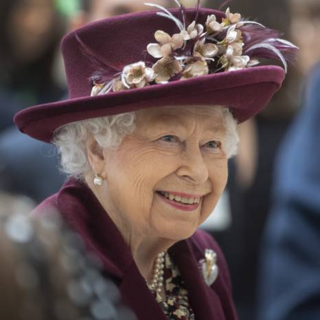 بالصور - أشهر ملابس الملكة إليزابيث ضمن إحتفال اليوبيل البلاتيني
