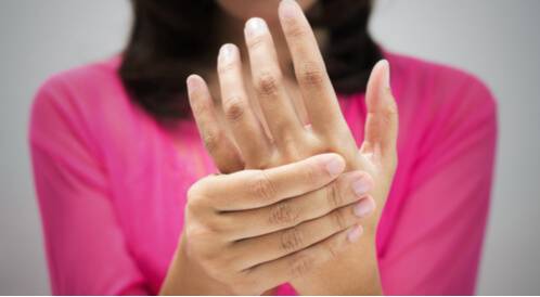 تنميل الذراع ينذر بأزمة صحية خطرة.. لا تتجاهلوه