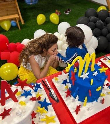 بالصور - ابن ميريام فارس الصغير يأسر القلوب بوسامته وشعره الأجعد