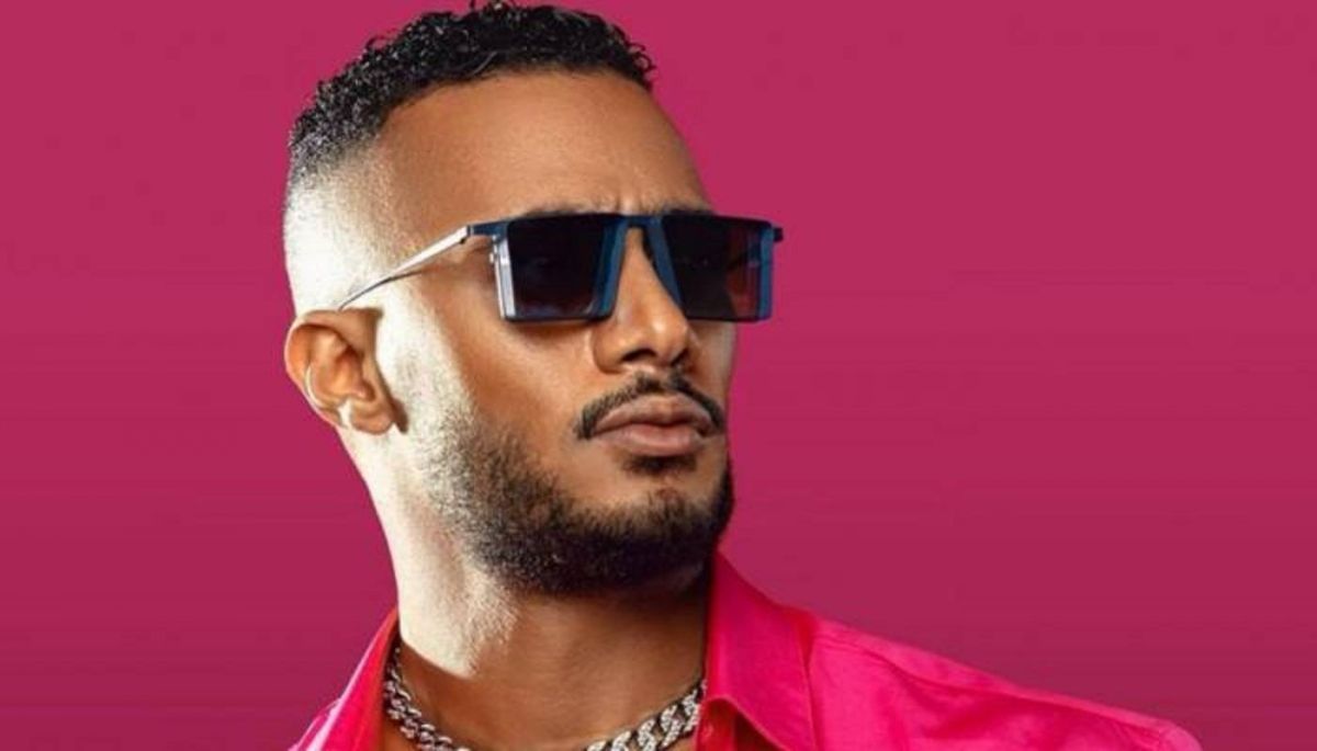 بالفيديو - محمد رمضان يحتفل بالعيد مع أسرته بطريقته الخاصة