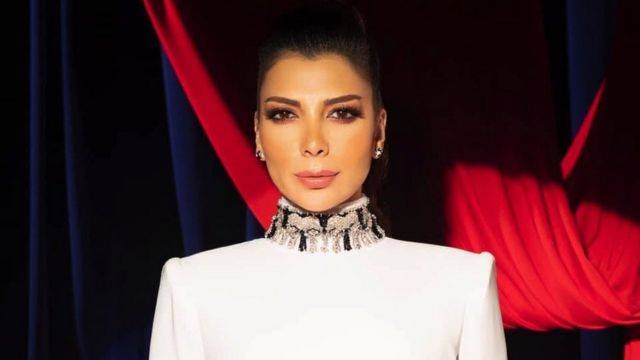 فجر السعيد ترفع حذاءها بوجه أصالة نصري