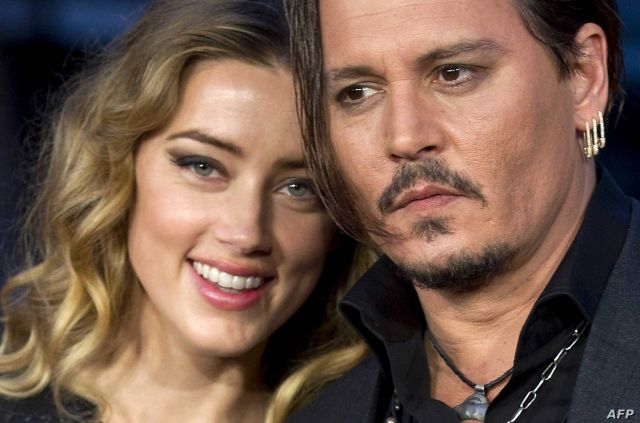 بالفيديو - جوني ديب​ يتراجع ويضحك ساخراً من ردّ فعل طليقته في المحكمة