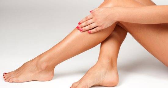 طريقتان للتخلص من البقع السوداء على الركبة