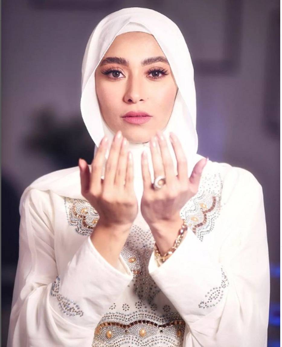 رسالة مؤثرة من زيزي عادل لوالدها بعد اعتزالها الغناء