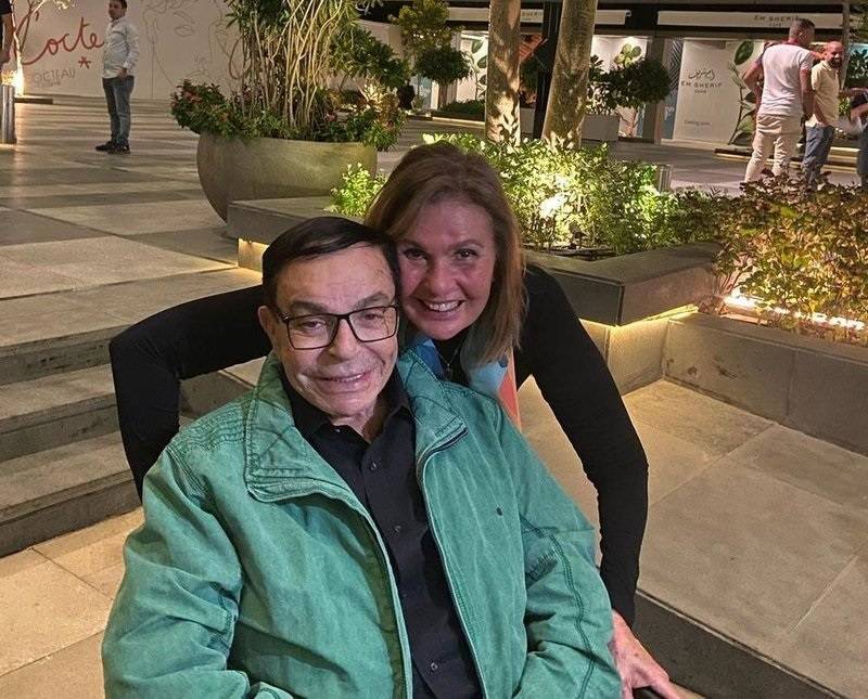 يسرا تنهار في البكاء بعد إلقاء نظرة الوداع على سمير صبري