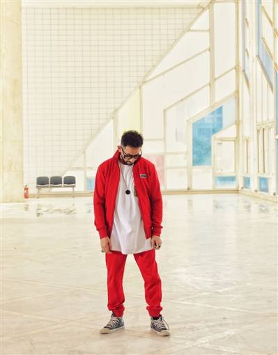 بالفيديو - ناقد فني يدافع عن أحمد حلمي وأكرم حسني بعد اتّهامهما بالسرقة