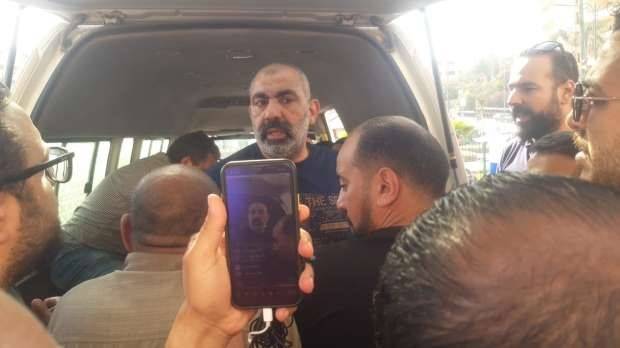 بالصور - بكاء محسن منصور أثناء تشييع جنازة والده