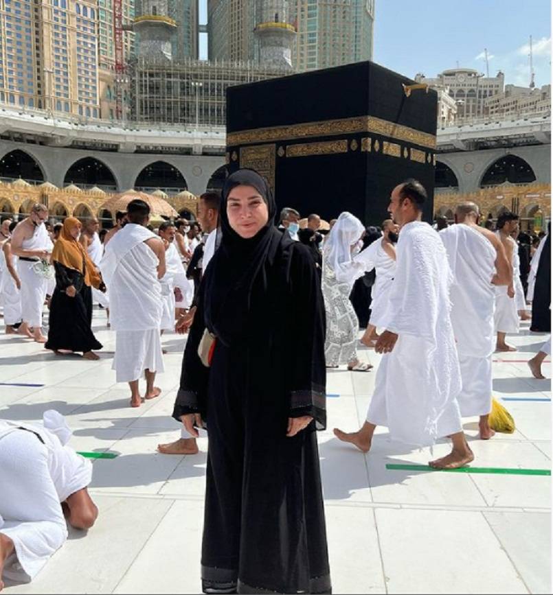 روجينا تردّ على انتقادات إعلانها عن مسلسلها الجديد من أمام الكعبة