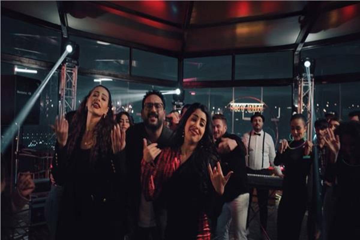 مؤلف شهير يهاجم أغنية أكرم حسني وأيتن عامر 