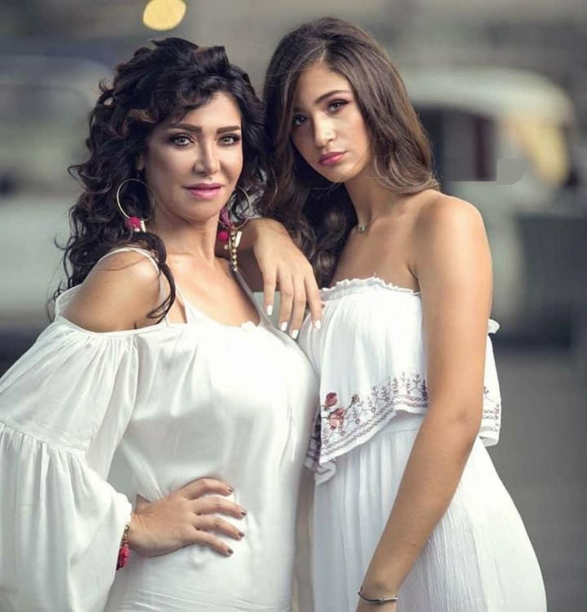 لقاء سويدان تثير الجدل بالحجاب مع ابنتها