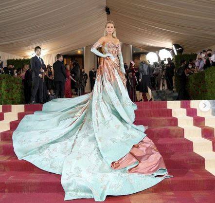 بليك ليفلي تخطف الأنظار بفستان مبهر في حفل Met Gala
