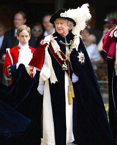 بالصور - الملكة اليزابيث تستعيد نشاطها وتمشي بصعوبة بإطلالة شتوية