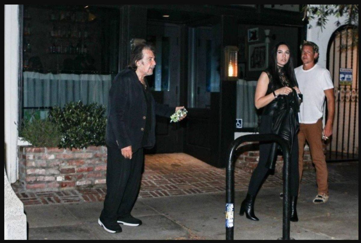 آل باتشينو يحتفل بعيد ميلاده الـ82 مع حبيبته الكويتية