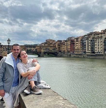 شام الذهبي تمازح زوجها بصورهما في شهر العسل