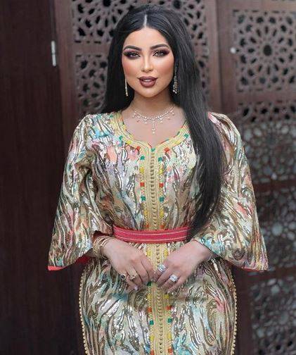 بالصور - دنيا بطمة تتألق بقفطان ذهبي ساحر ومجوهرات رائعة