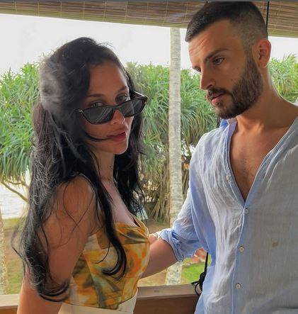 مهند الحمدي يدافع عن خطيبته اللبنانية بعد التشكيك بحبّها له