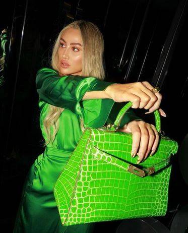 بالصور - مايا دياب تضج أنوثة بإطلالة جريئة