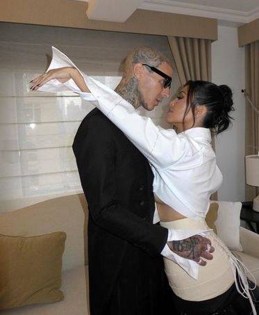 بالفيديو - حفل زفاف غريب لكورتني كارداشيان وترافيس باركر... فستان قصير وقلادة طويلة!