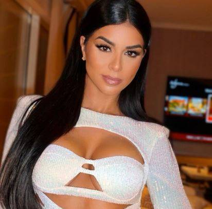 بالصور - ريما فقيه تستذكر لحظة تتويجها ملكة جمال أميركا وتثير الجدل بفستان جريء