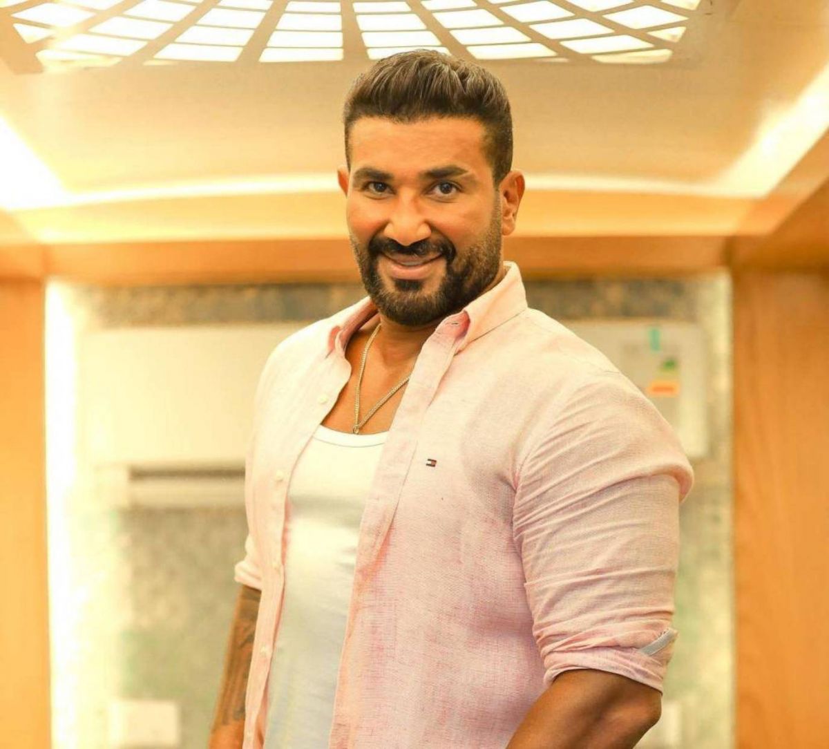 بالفيديو - أحمد سعد يعلق على انتقادات ظهوره بوشم في العمرة