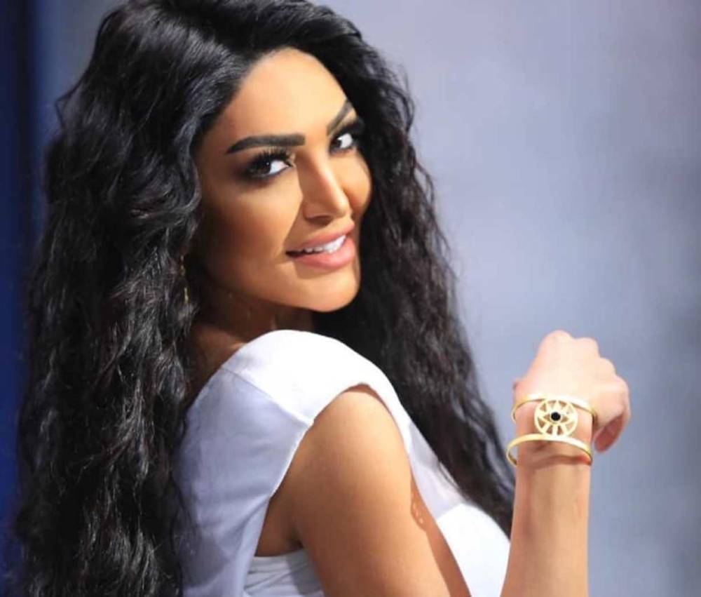 بعد القبض على المتحرّش بها... سالي عبد السلام: 