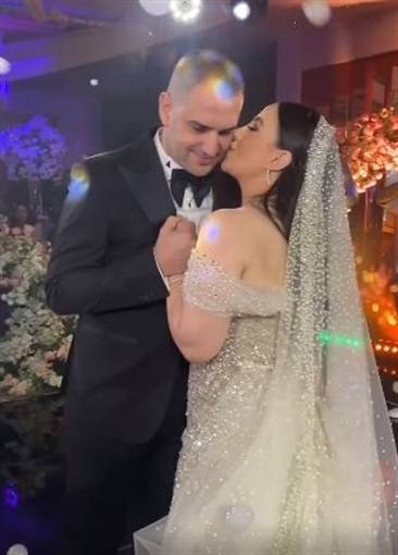 بالفيديو - فستان لامع أنيق وأجواء رومانسية... هكذا احتفلت بوسي بزفافها