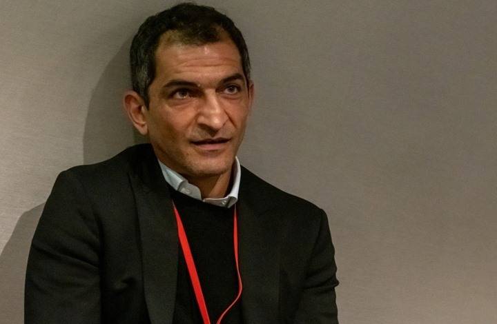 بالفيديو - هجوم لاذع على عمرو واكد بسبب تغريدة مسيئة لنساء مصر!