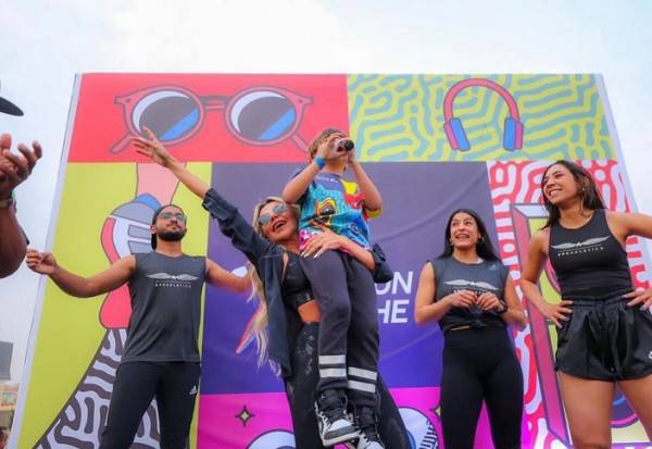 بالفيديو - تعرفوا إلى ابن رزان مغربي المليء بالنشاط والثقة بالنفس... هل يشبهها؟