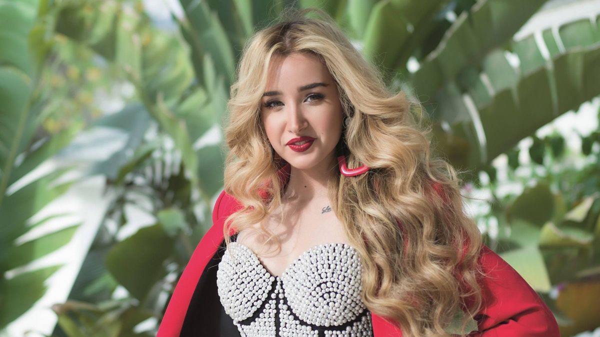 متابع يفاجئ هنا الزاهد بسؤال عن طليقة زوجها