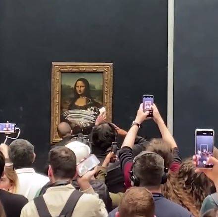 بالفيديو - تفاصيل اعتداء شاب على لوحة الموناليزا!