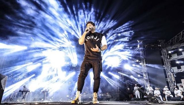 تامر حسني على  المسرح  