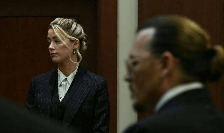 شهادة مقربين من جوني ديب حول إدمانه تضعه في موقف صعب