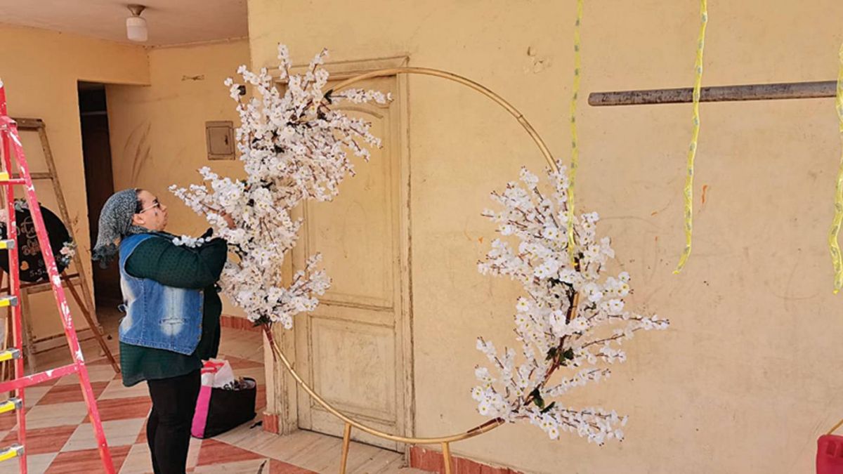 العمل من المنزل... سارة وأماني بين الصعوبات والتحديات والربح المادي