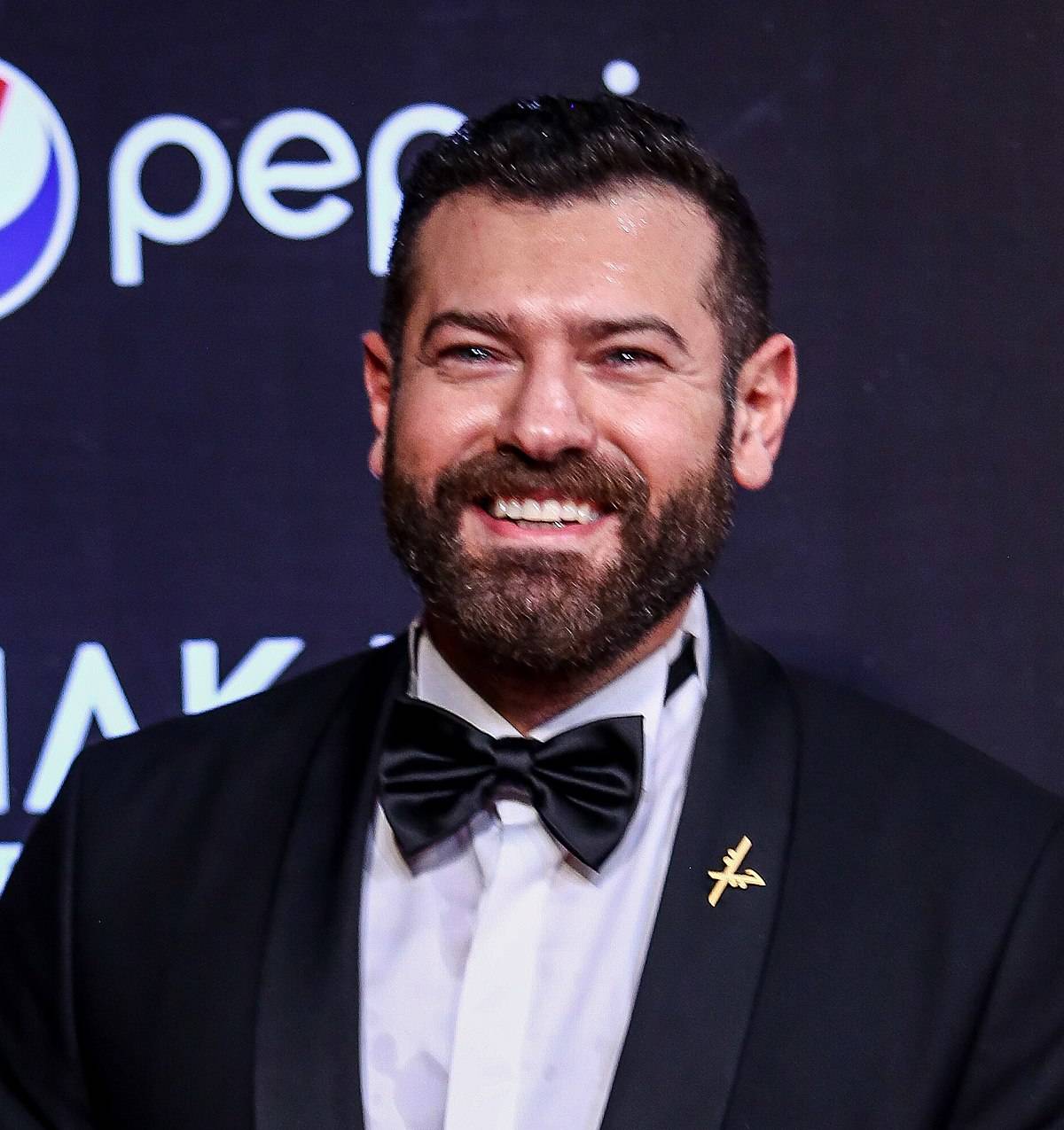 شقيق عمرو يوسف يخطف الأنظار بوسامته... هل يشبهه؟