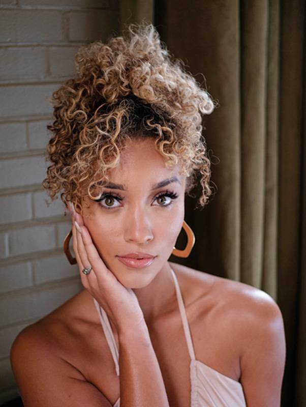 ملكة جمال أميركا Elle Smith 
المجتمع يضغط على المرأة اليوم 
ويحدّد لها مقاييس غير واقعيّة